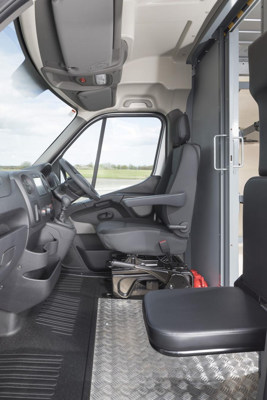Интерьер Renault Master Parcel Van 2018 года  (UK) (фото 5 из 8)